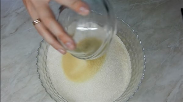 Перемешиваем желатин с сахаром